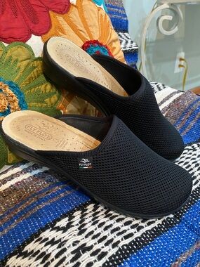 Italian Fly Flot Women's Black Slip-On Comfort Mules 9.5